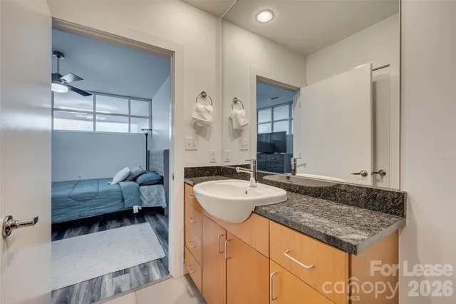 $2,450 | 333 West Trade Street, Unit 1802, Charlotte, NC 28202