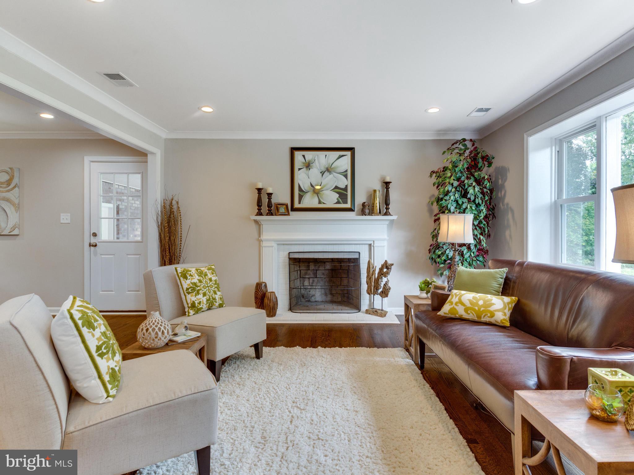 8532 Springman Street Alexandria, VA 22309 - Photo 4 of 30 Living Room