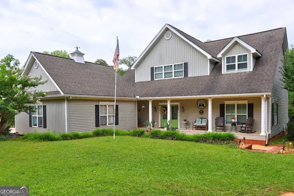 a view of a house with a yard and plants