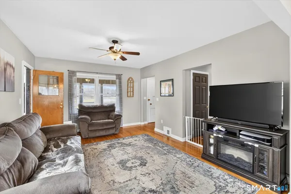 $330,000 | 610 East Street South, Suffield, CT 06078