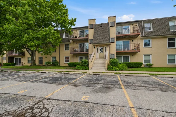 $195,999 | 814 North River Road, Unit 3B, Mount Prospect, IL 60056
