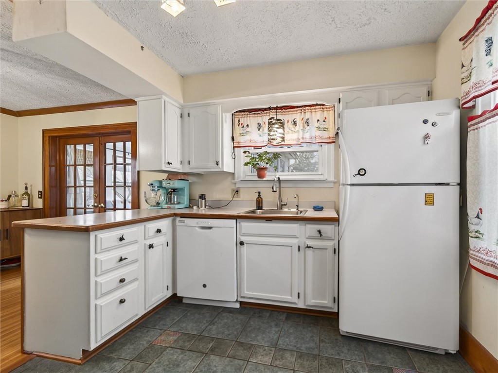 112 Maplehurst Road Irondequoit, NY 14617 - Photo 14 of 31
