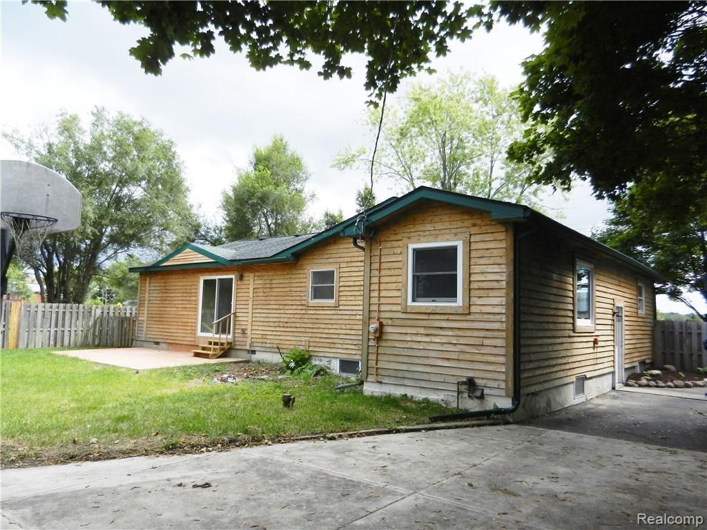 8956 Davisburg Road Clarkston, MI 48348 - Photo 6 of 38 8956 Davisburg rear.JPG