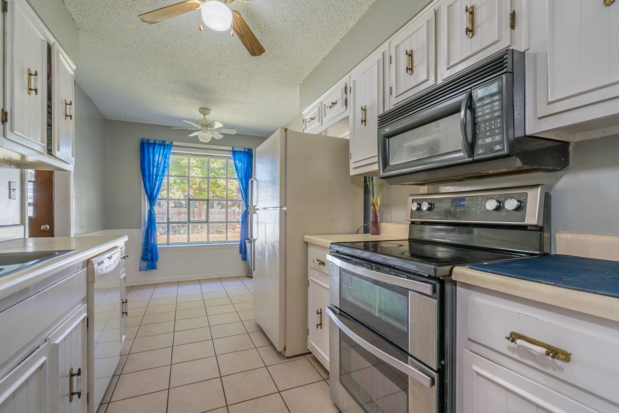 5640 Rensslaer Drive Memphis, TN 38135 - Photo 14 of 29 a kitchen with a stove and a microwave