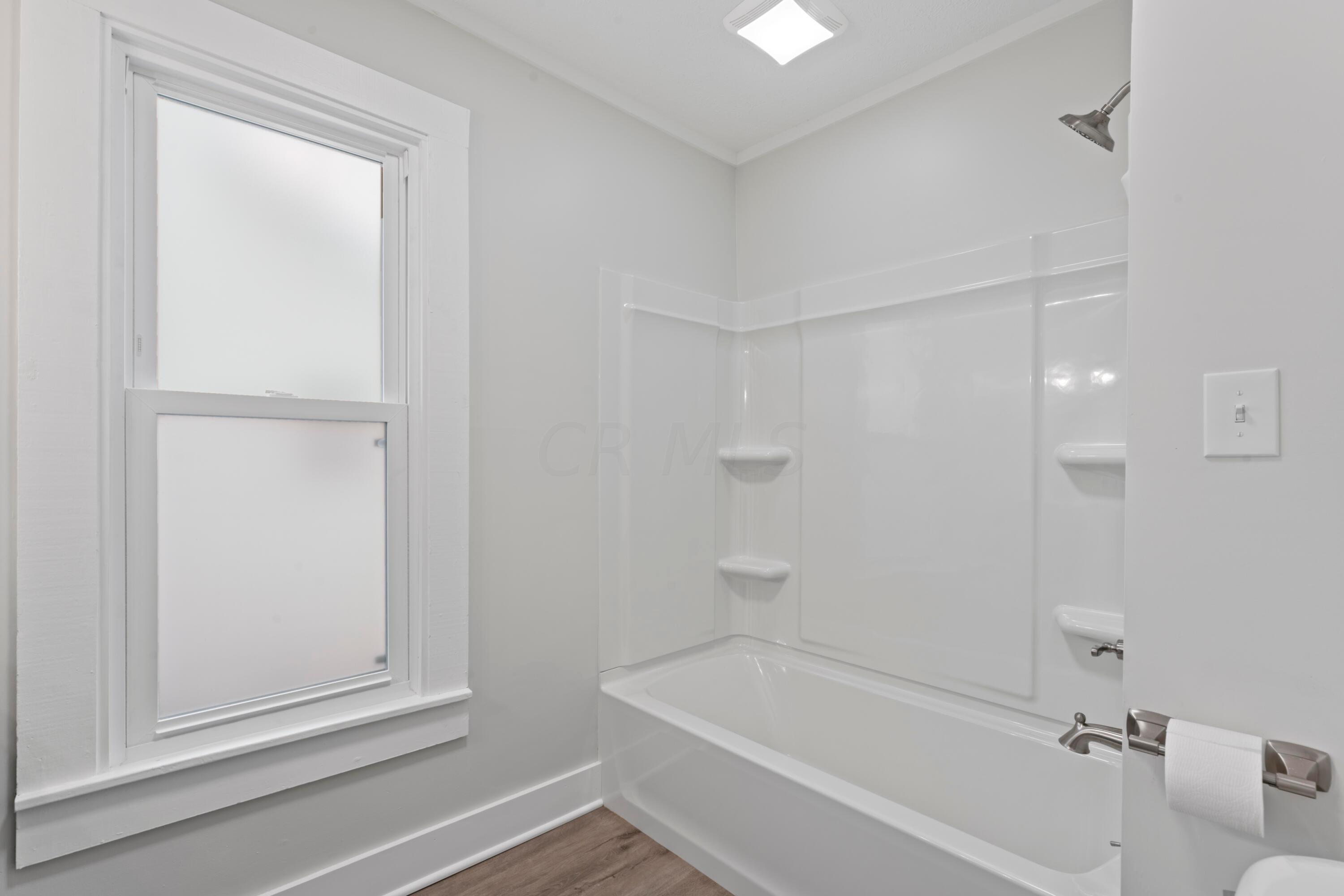90 Roe Avenue Newark, OH 43055 - Photo 9 of 32 Tub