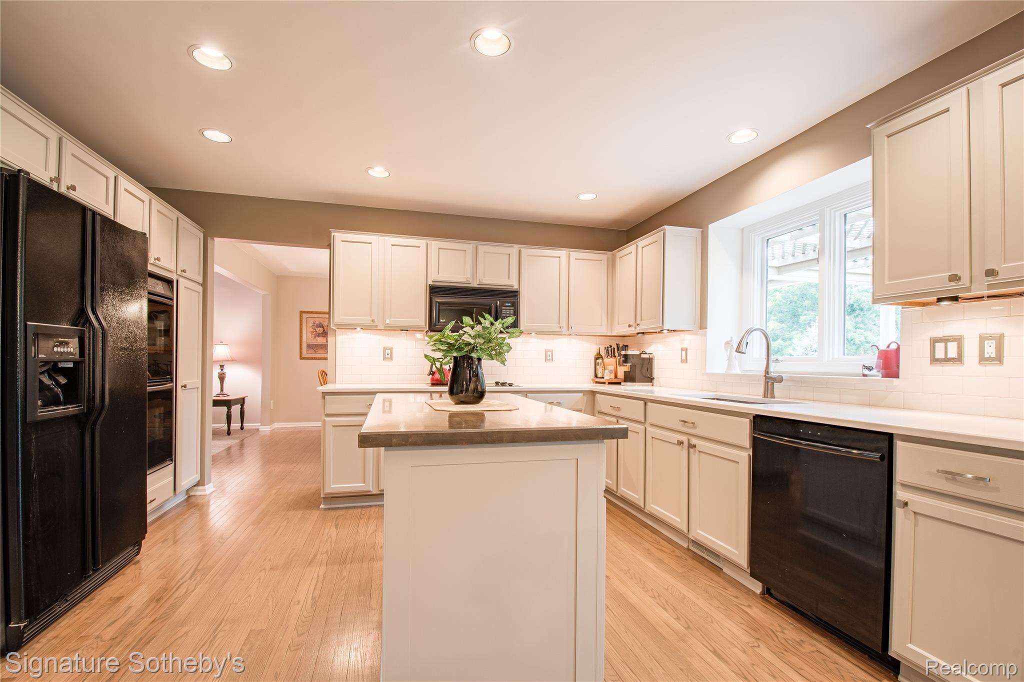 745 West Ridge Court Lake Orion, MI 48359 - Photo 3 of 44 Open plan island kitchen