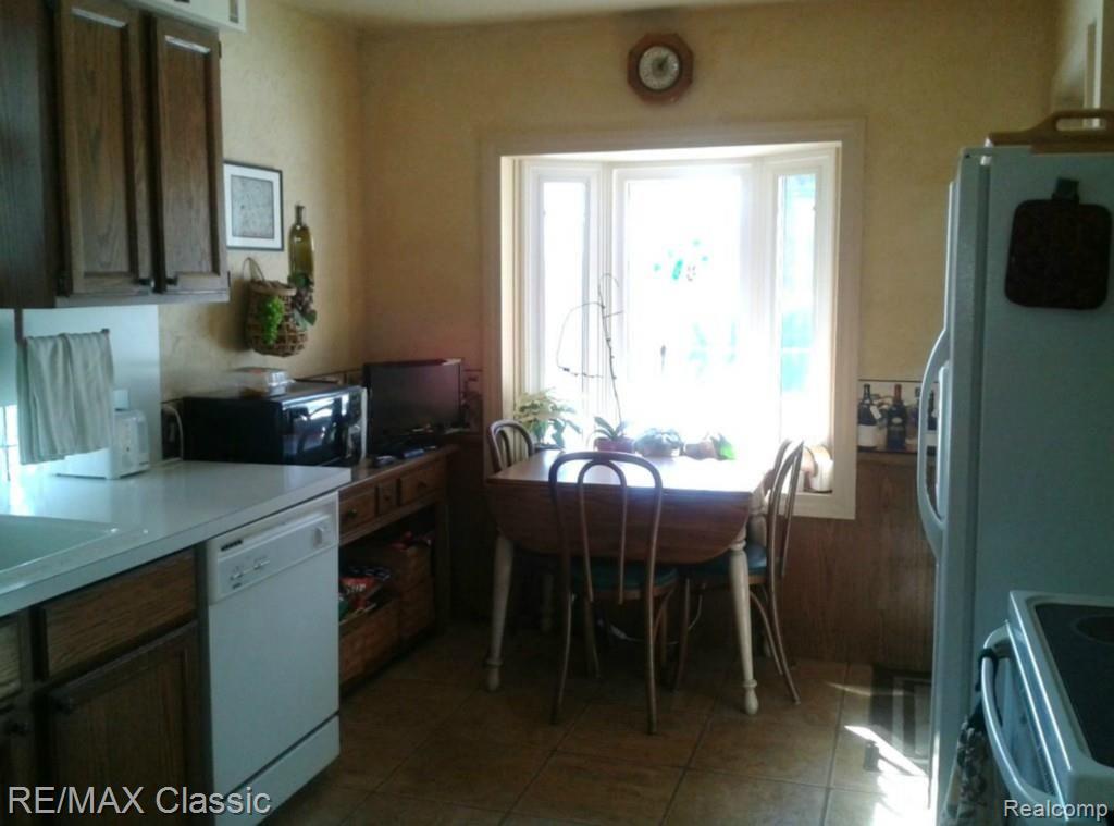1961 Hawthorne Road Grosse Pointe, MI 48236 - Photo 10 of 27 Haw-Kit-Bay.jpg