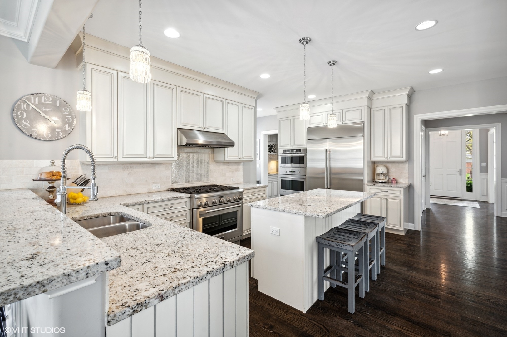 357 Madison Avenue Glencoe, IL 60022 - Photo 10 of 36 a kitchen with a stove a refrigerator and a sink