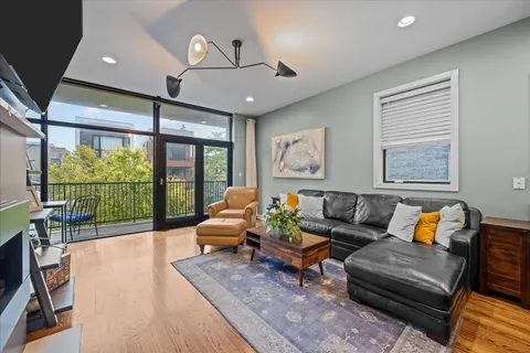 $550,000 | 1542 North Artesian Avenue, Unit 2, Chicago, IL 60622