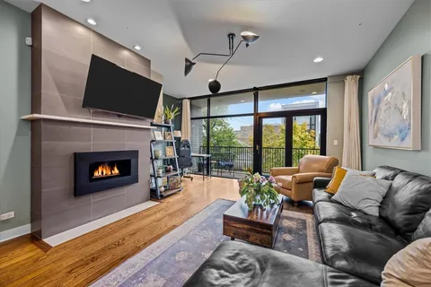 $550,000 | 1542 North Artesian Avenue, Unit 2, Chicago, IL 60622