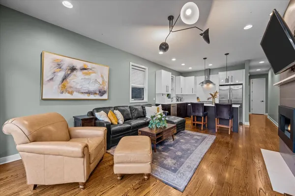 $550,000 | 1542 North Artesian Avenue, Unit 2, Chicago, IL 60622