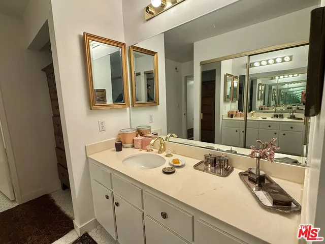 $4,995 | 637 Wilcox Avenue, Unit 2D, Los Angeles, CA 90004