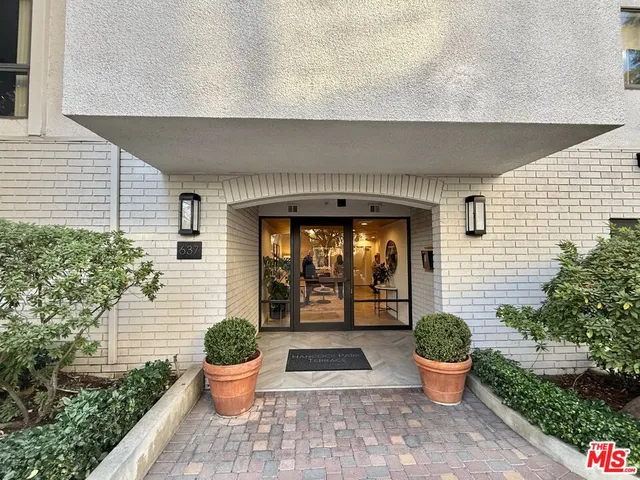 $4,995 | 637 Wilcox Avenue, Unit 2D, Los Angeles, CA 90004