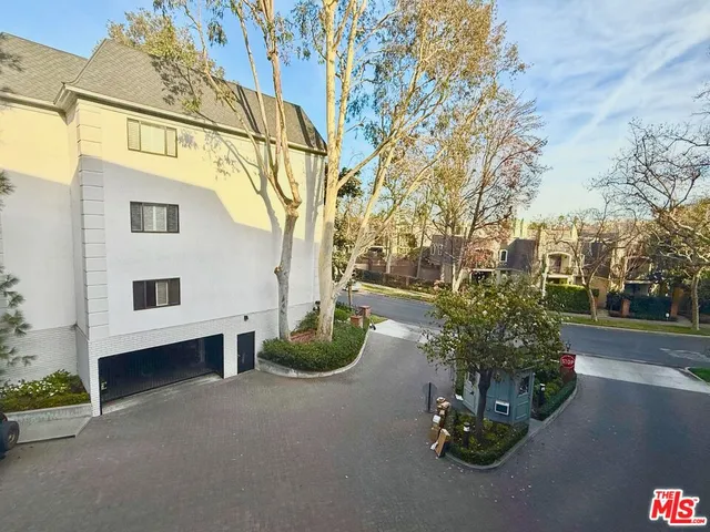 $4,995 | 637 Wilcox Avenue, Unit 2D, Los Angeles, CA 90004