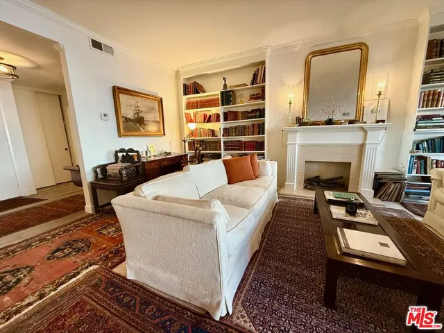 $4,995 | 637 Wilcox Avenue, Unit 2D, Los Angeles, CA 90004