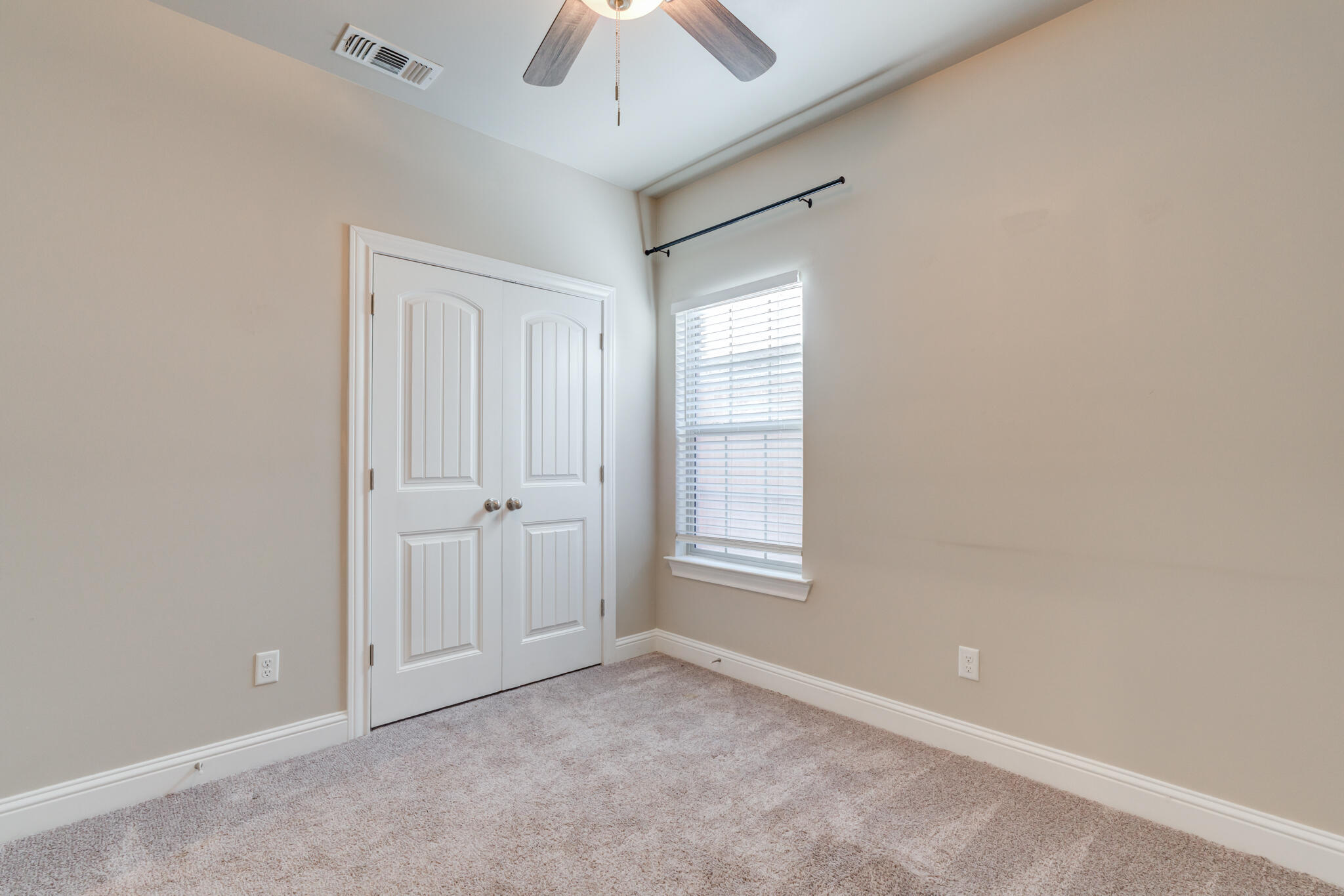 7633 87th Street Lubbock, TX 79424 - Photo 40 of 47 an empty room with windows and cabinet