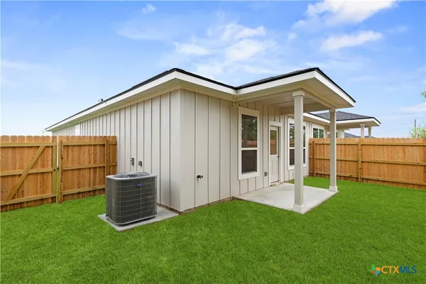 a view of a house with backyard
