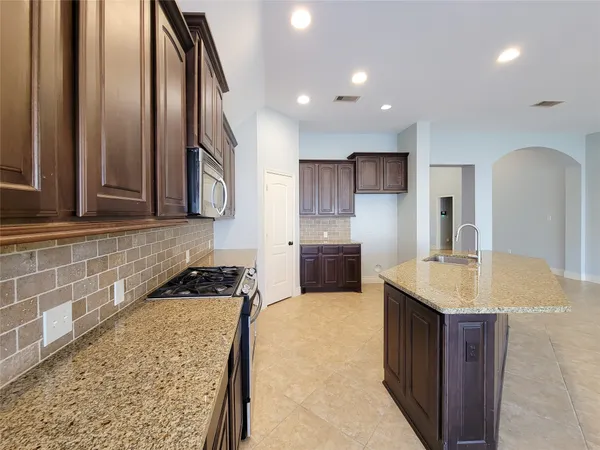 $2,575 | 106 Colina Vista Way, Montgomery, TX 77316