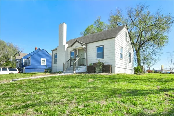 $215,000 | 11201 East 40th Street South, Independence, MO 64052