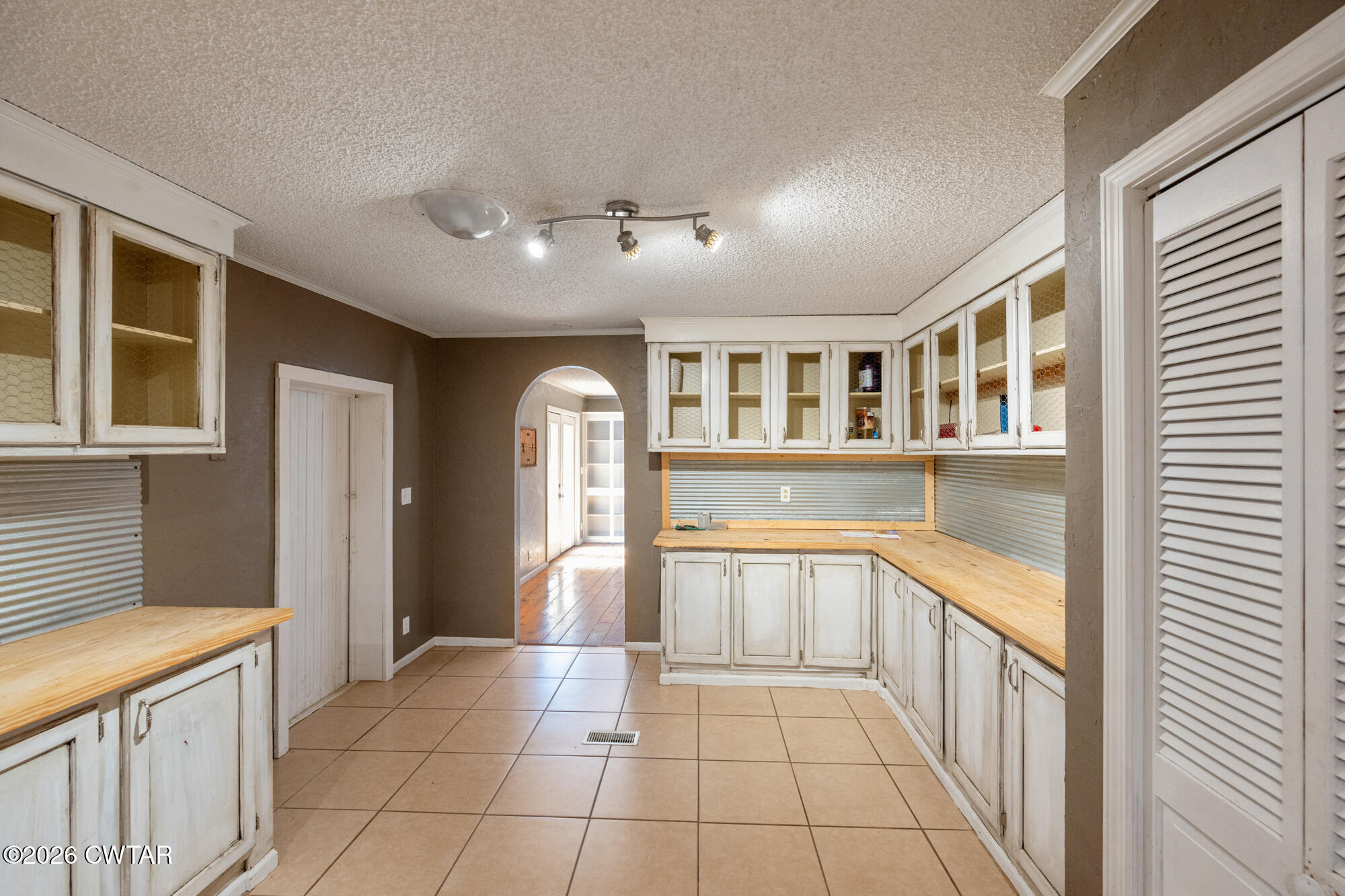 101 Red Ribbon Road Westport, TN 38387 - Photo 18 of 51 a hallway with windows and chandelier