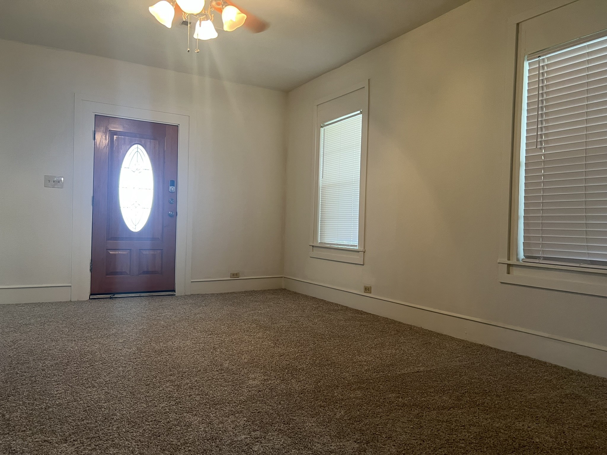 2605 Delafield Street Houston, TX 77023 - Photo 3 of 32 Living Room