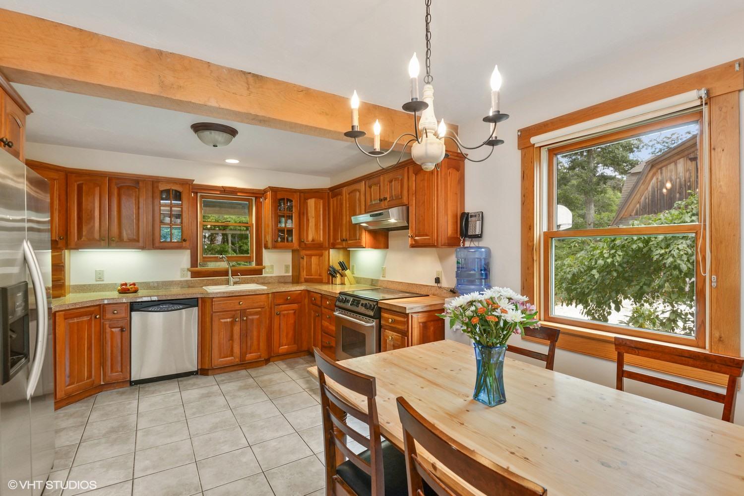 Eat-in kitchen