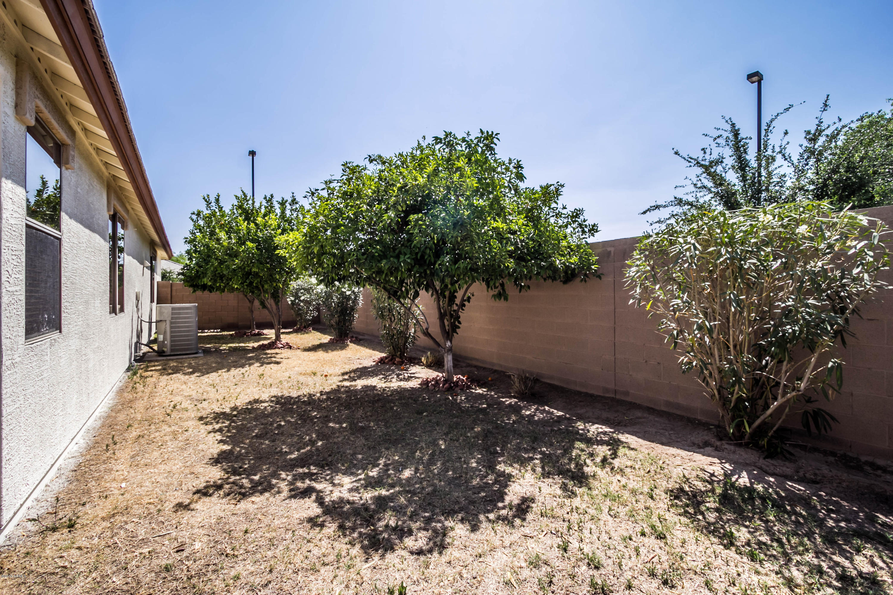 4260 South Splendor Place Gilbert, AZ 85297 - Photo 29 of 31 SOUTH SIDEYARD