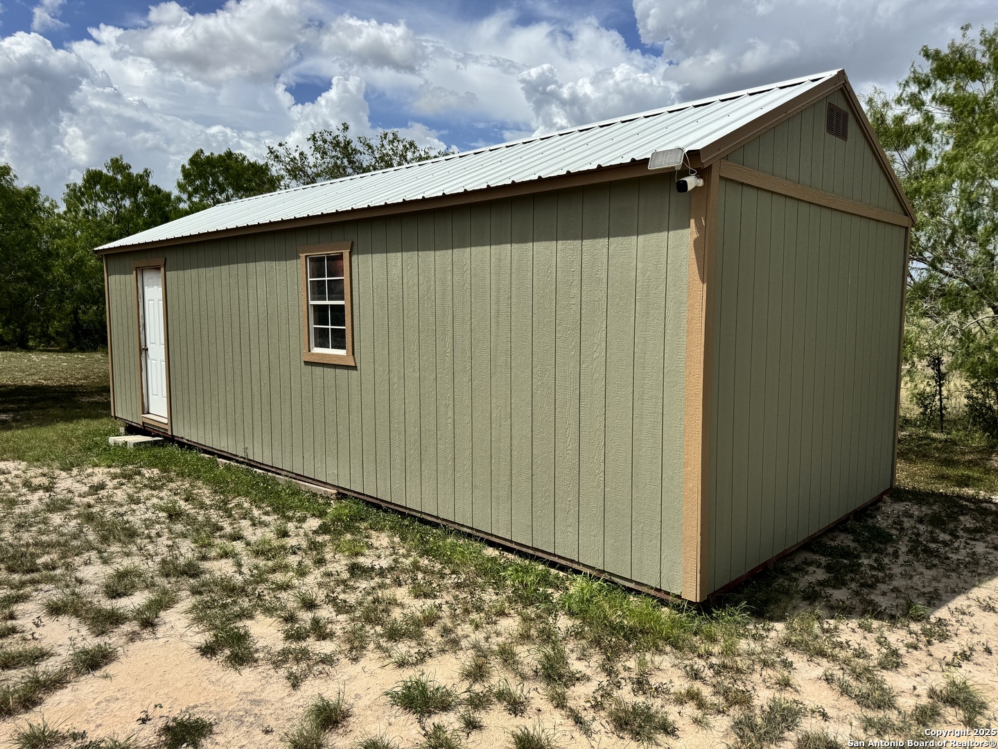 1616 Middle Road George West, TX 78022 - Photo 8 of 14 a backyard of a house