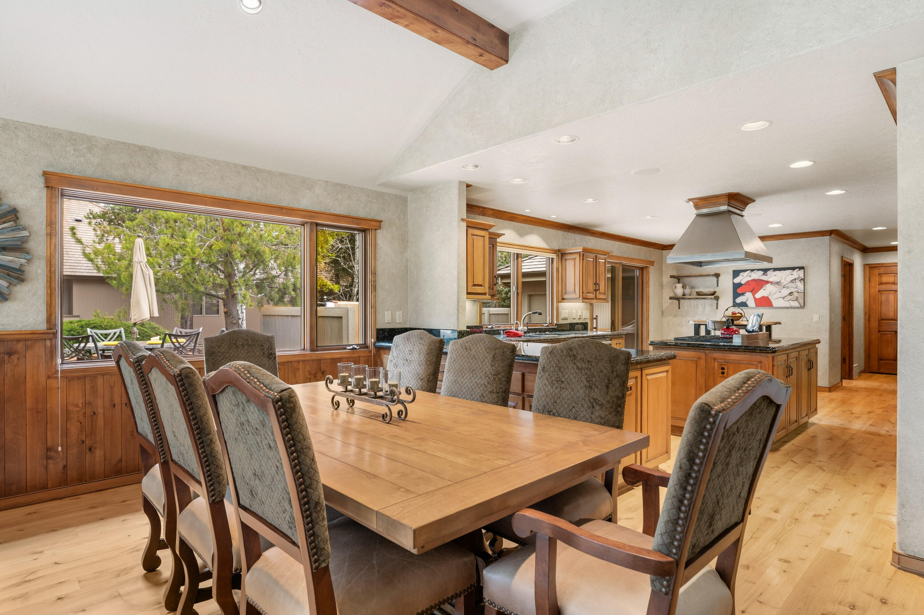 17995 North Course Lane, Unit 8 Sunriver, OR 97707 - Photo 15 of 44 dining room