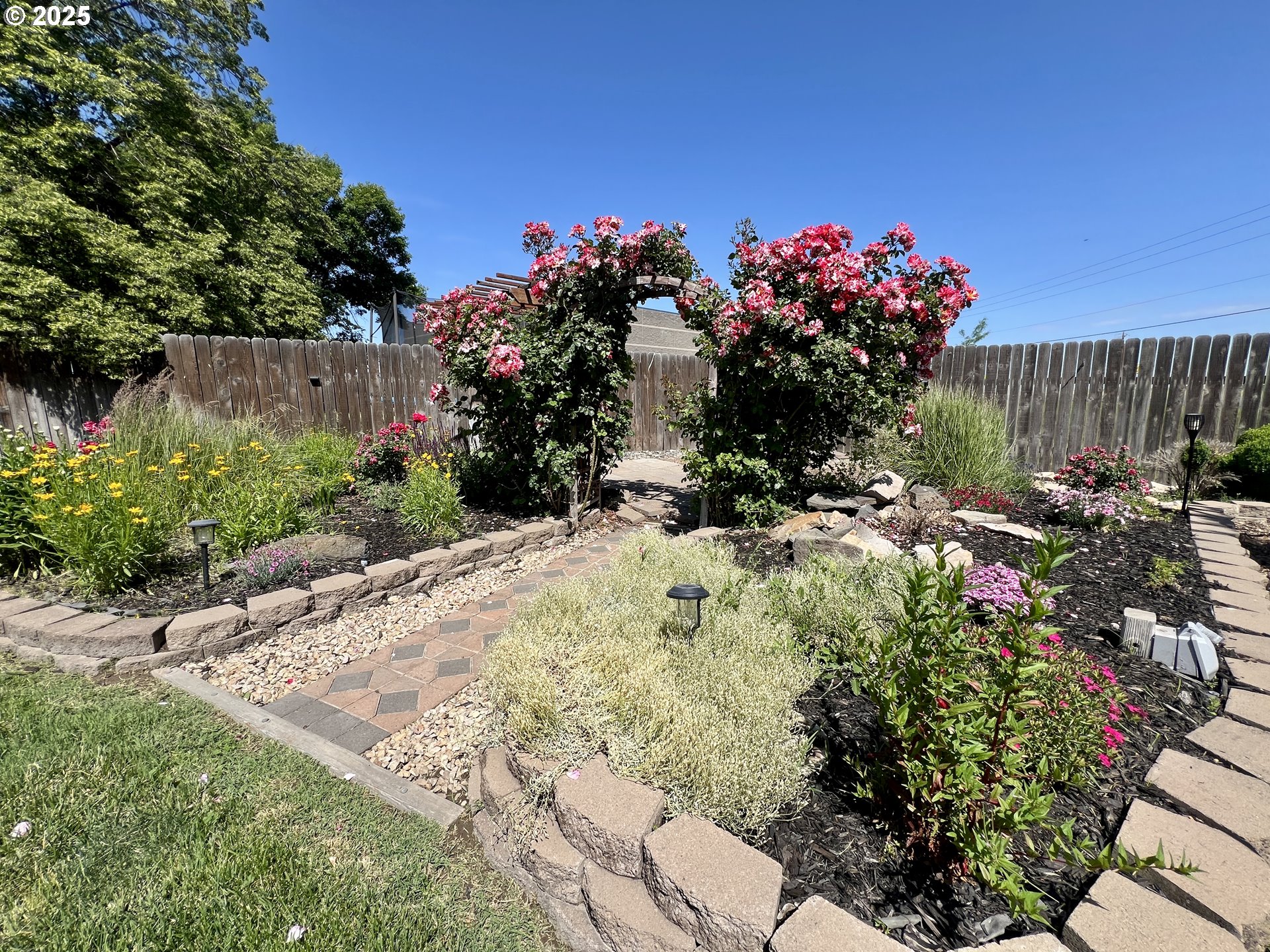 160 Heather Drive Stanfield, OR 97875 - Photo 17 of 21 a view of a garden with flowers