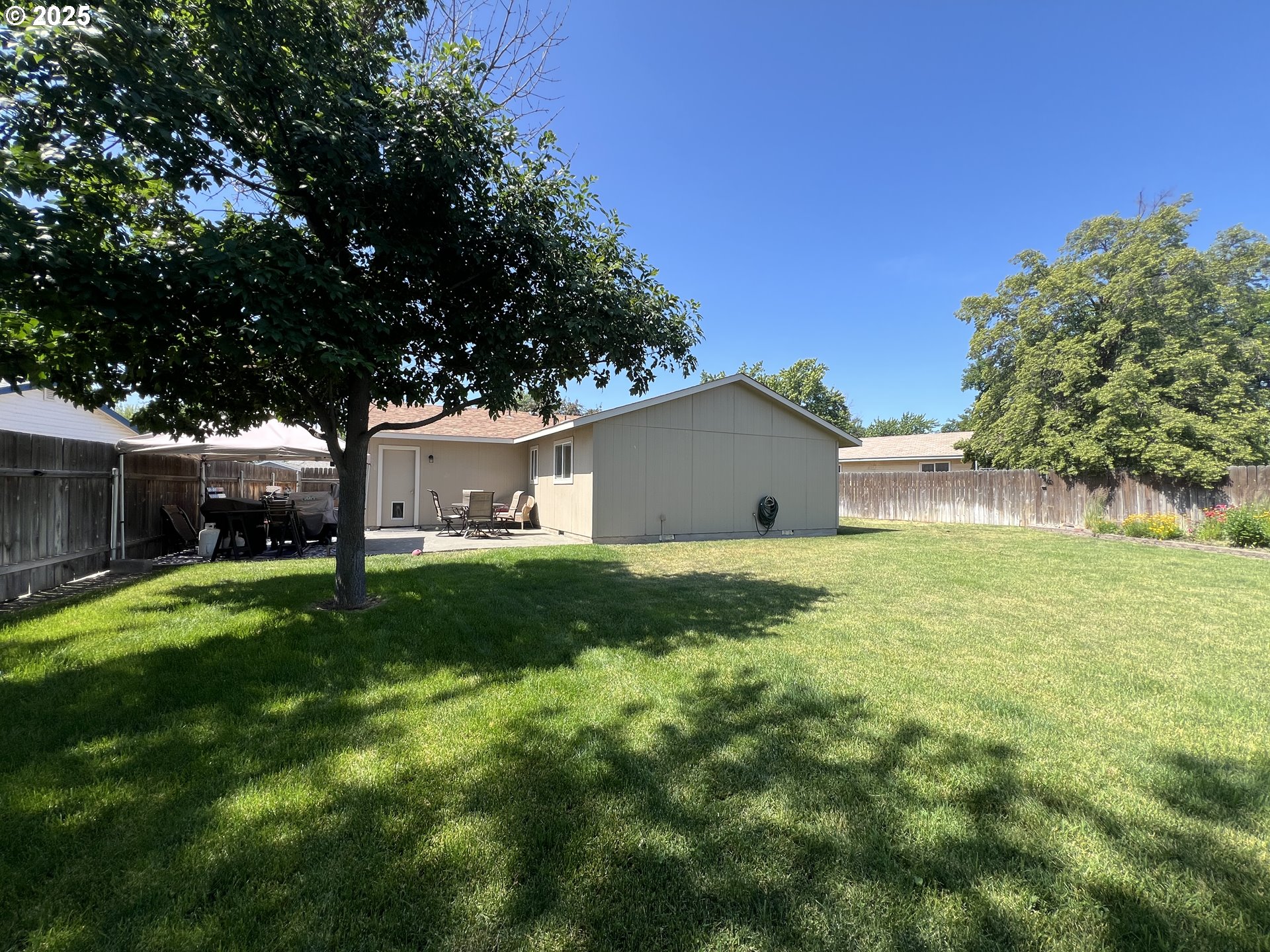 160 Heather Drive Stanfield, OR 97875 - Photo 20 of 21 a view of a house with yard and a garden