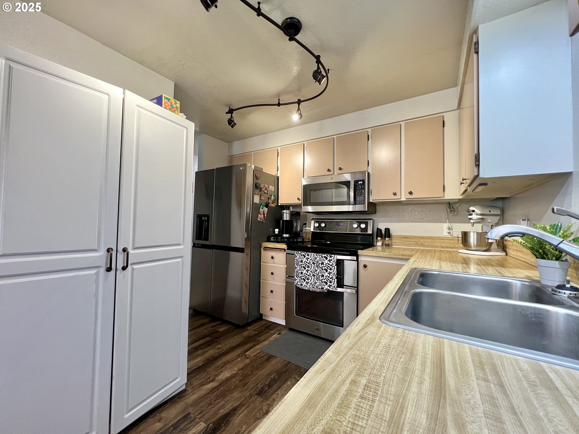 160 Heather Drive Stanfield, OR 97875 - Photo 6 of 21 a kitchen with stainless steel appliances a refrigerator sink and microwave