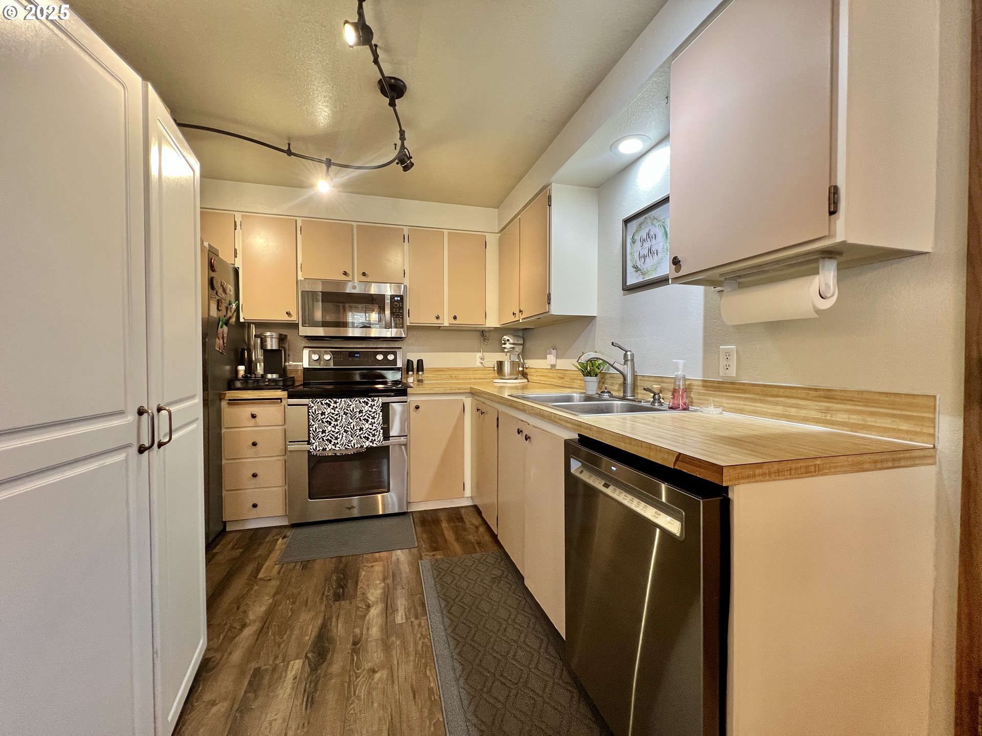 160 Heather Drive Stanfield, OR 97875 - Photo 7 of 21 a kitchen with a sink a counter top space stainless steel appliances and cabinets