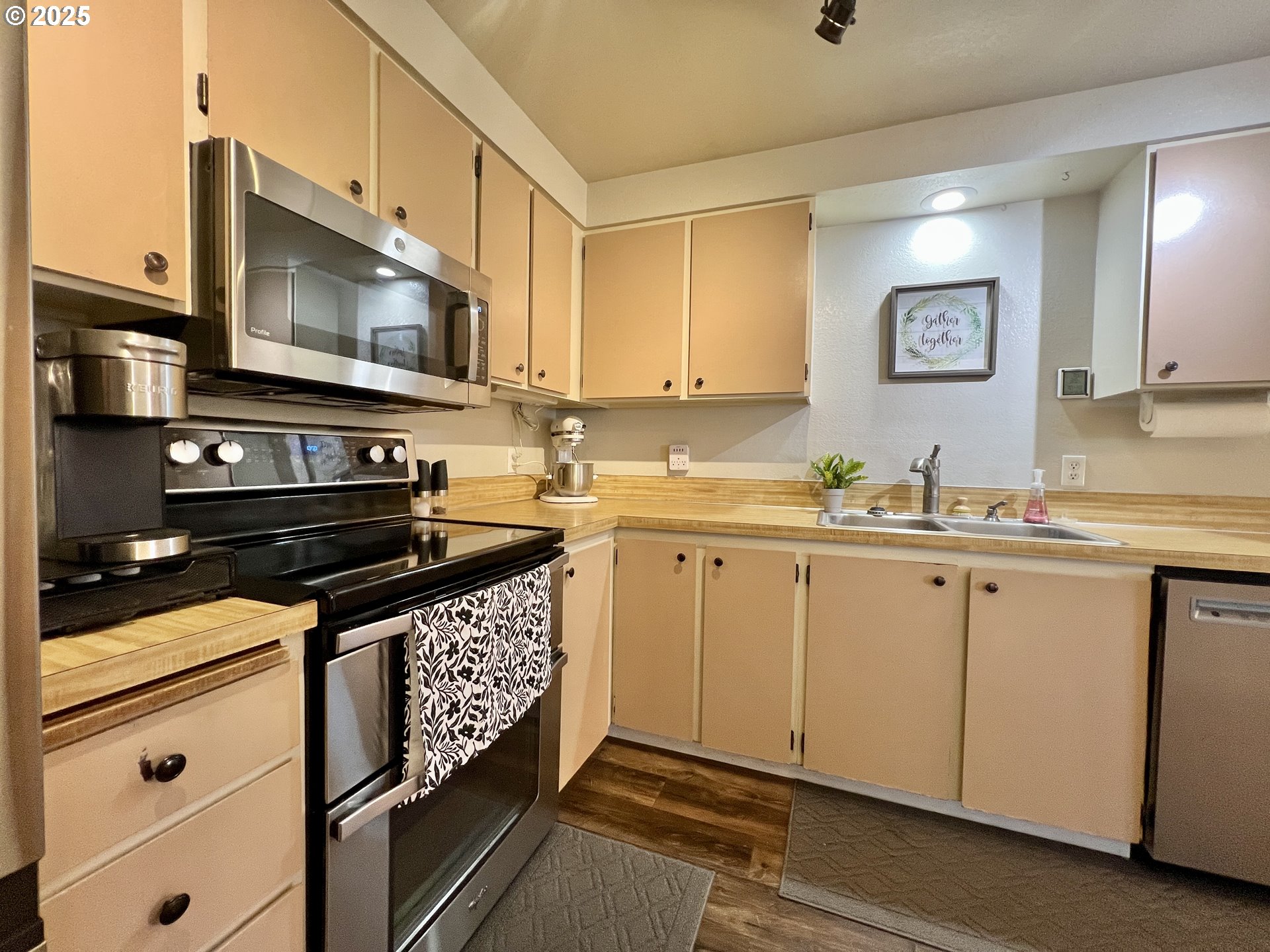 160 Heather Drive Stanfield, OR 97875 - Photo 8 of 21 a kitchen with stainless steel appliances a sink dishwasher stove and cabinets