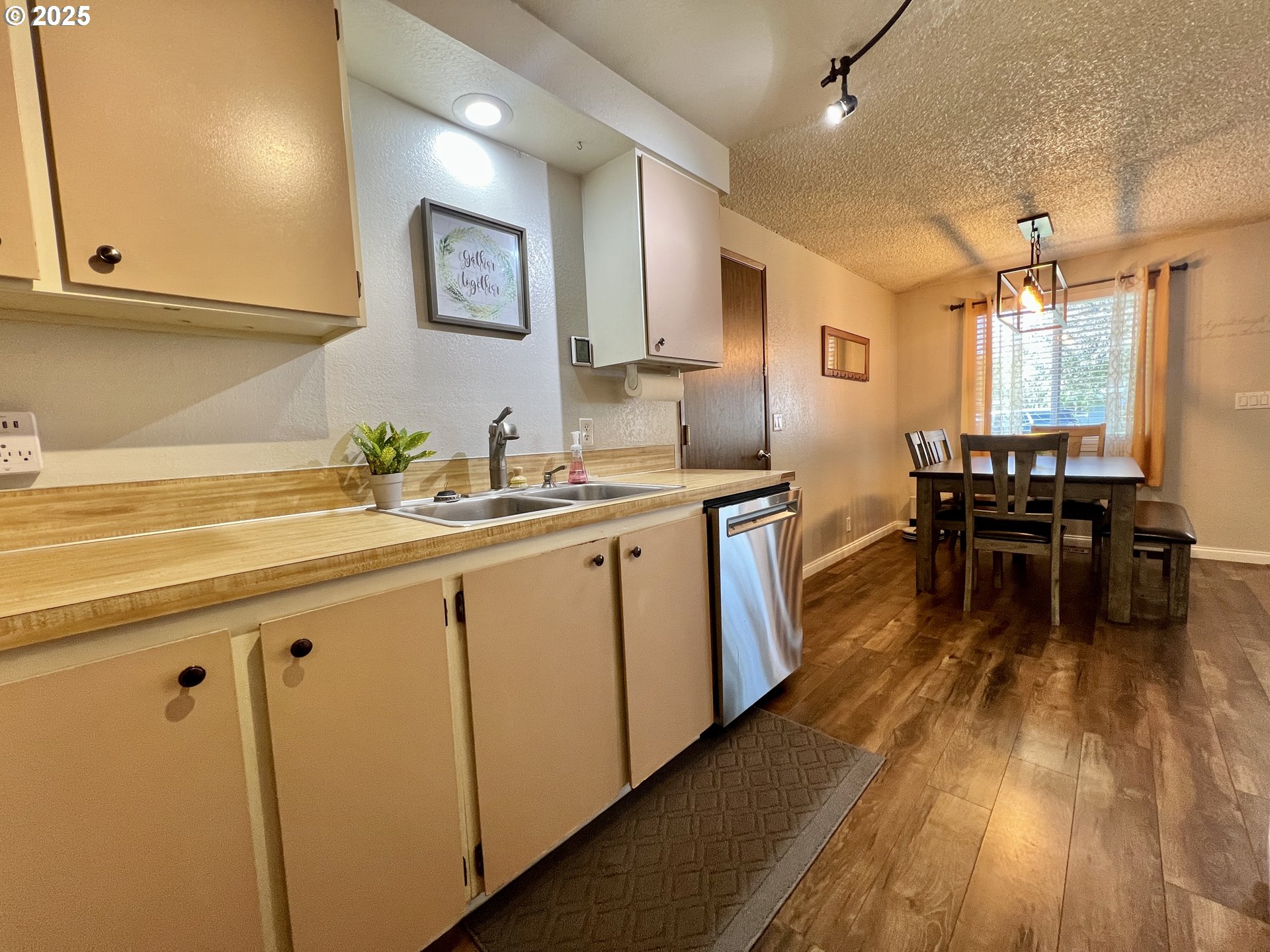 160 Heather Drive Stanfield, OR 97875 - Photo 9 of 21 a kitchen with a sink stove and cabinets