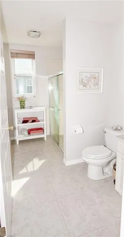 a en suite bathroom with a toilet