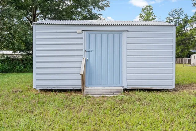 a view of a backyard