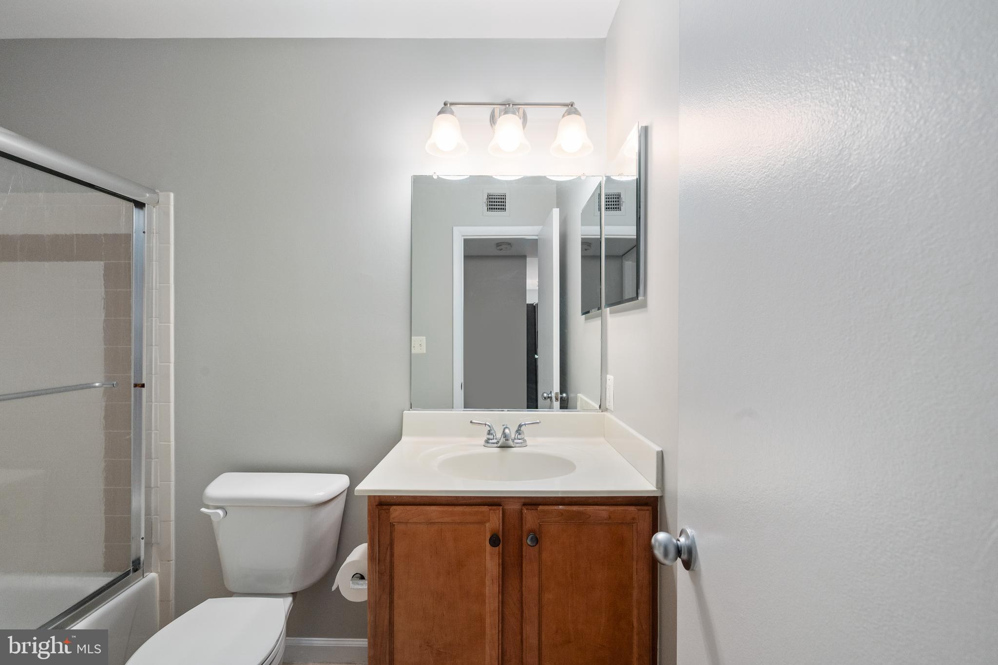 1725 Ascot Way, Unit 1725I Reston, VA 20190 - Photo 22 of 48 BATHROOM (B)