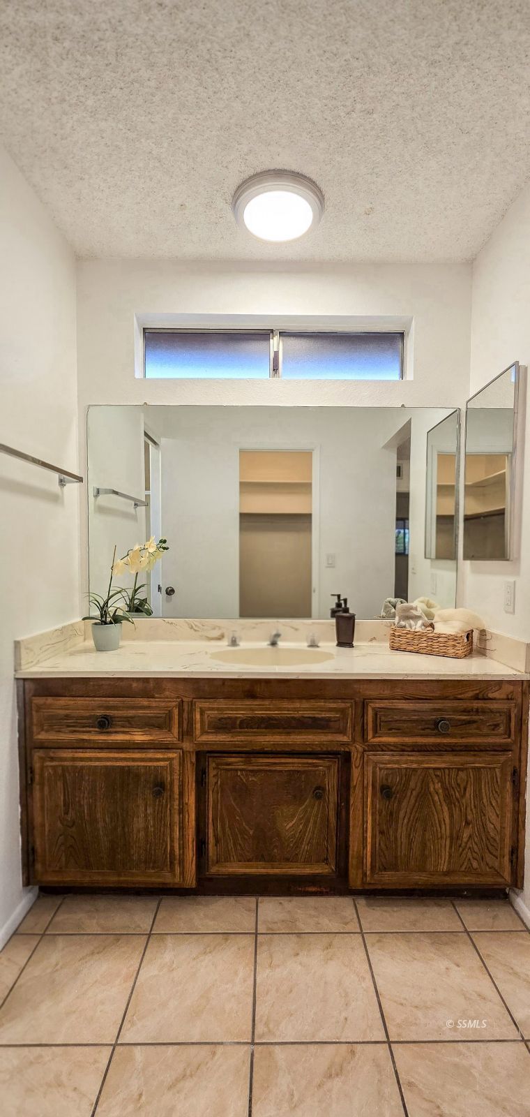 441 Cheyenne Circle Ridgecrest, CA 93555 - Photo 28 of 34 a spacious bathroom with a sink and mirror