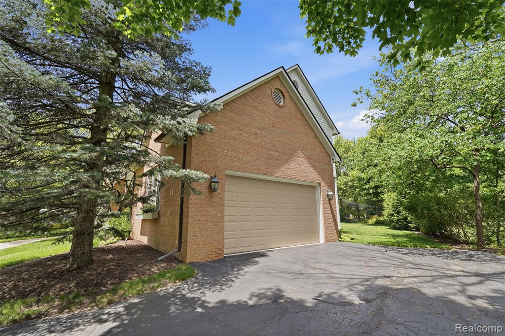 34555 Quaker Valley Road Farmington Hills, MI 48331 - Photo 42 of 53