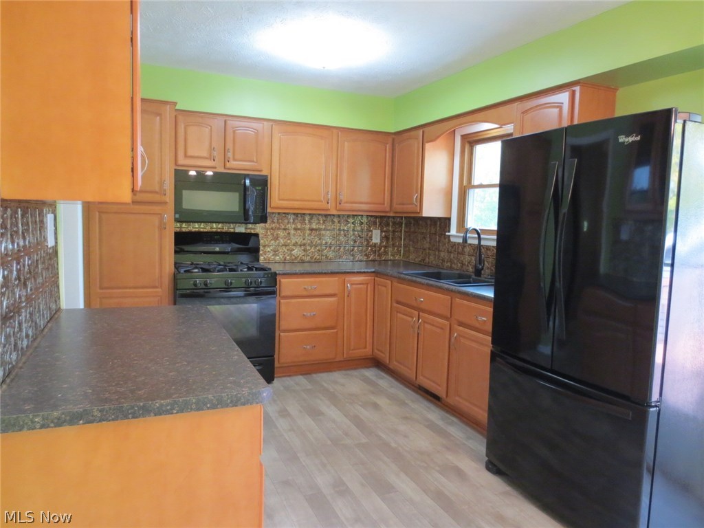 3006 Selkirk Bush Road Warren, OH 44481 - Photo 3 of 21 Another view of the kitchen - appliances stay