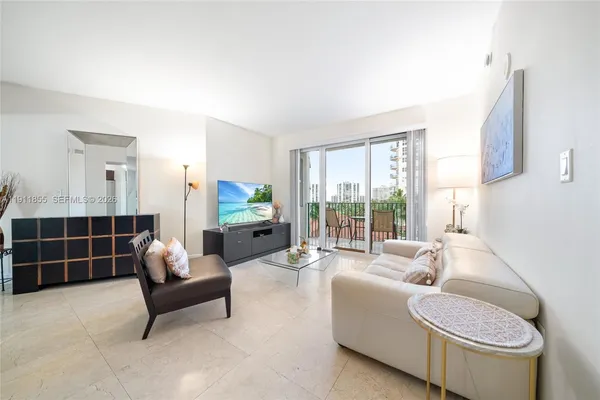 $523,000 | 19900 East Country Club Drive, Unit 816, Aventura, FL 33180