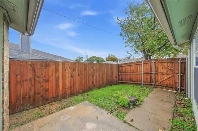 a view of a backyard with pathway