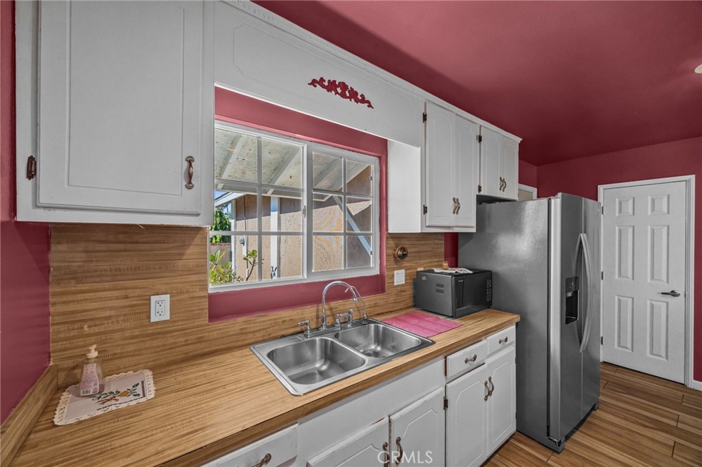 820 Cozy Court Fallbrook, CA 92028 - Photo 15 of 38 a kitchen with a refrigerator sink and cabinets