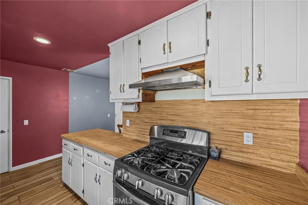 820 Cozy Court Fallbrook, CA 92028 - Photo 17 of 38 a kitchen with a stove and cabinets