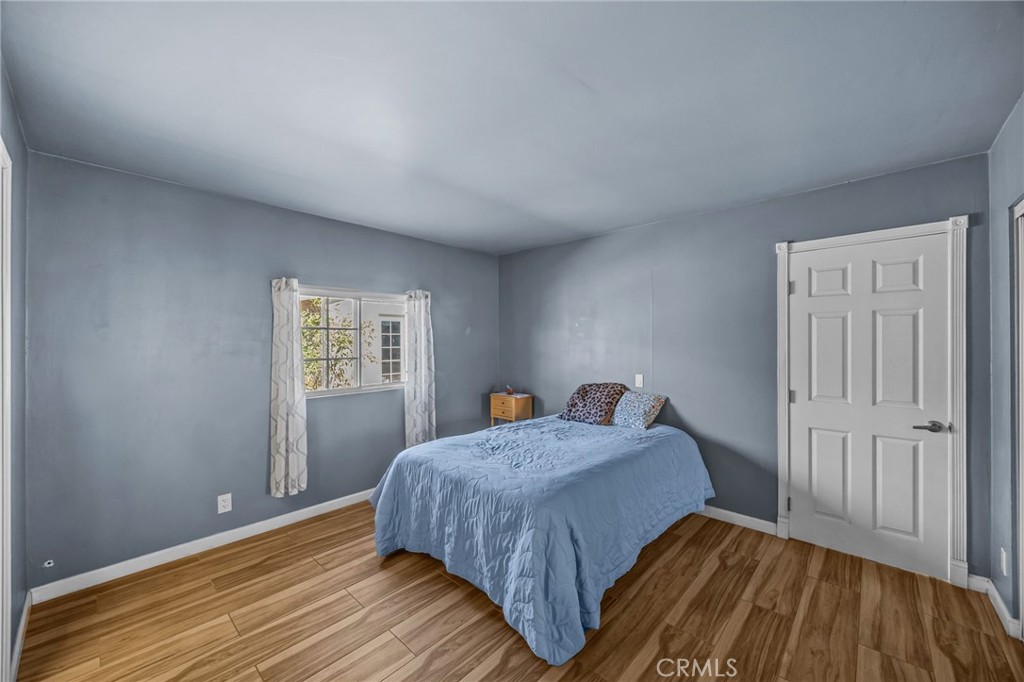 820 Cozy Court Fallbrook, CA 92028 - Photo 20 of 38 a bedroom with a bed and wooden floor