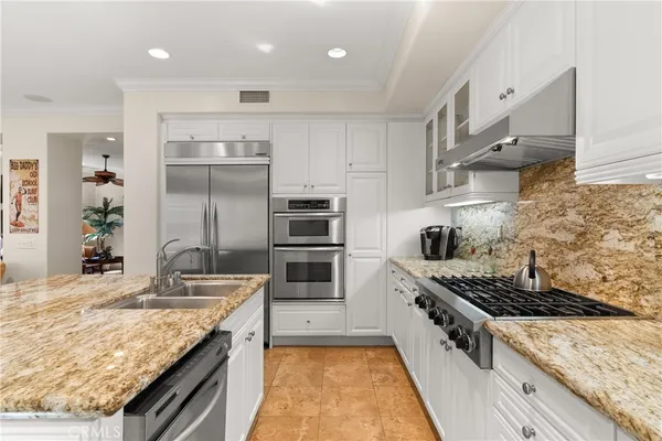 $7,950 | 2501 Bungalow Place, Unit 1, Corona del Mar, CA 92625