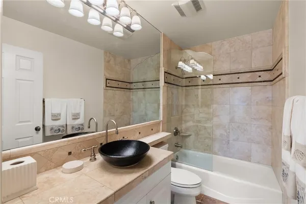 $7,950 | 2501 Bungalow Place, Unit 1, Corona del Mar, CA 92625