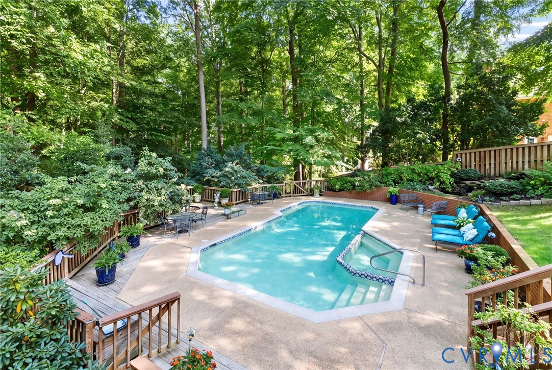 Swimming pool with integrated steps, surrounded by