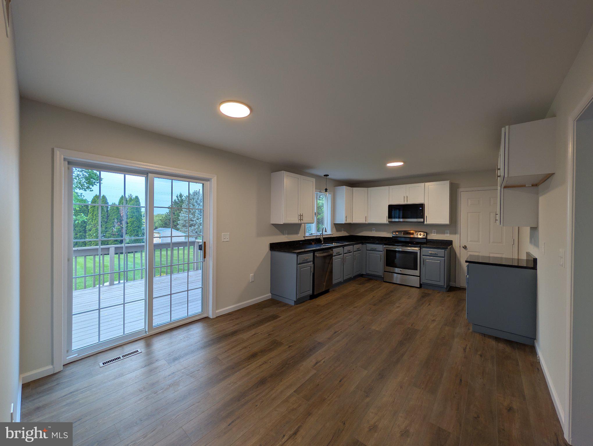 706 Rosemont Drive Lititz, PA 17543 - Photo 11 of 28 Kitchen and dining room
